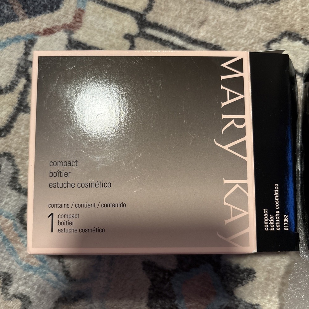 MARY KAY MAGNETIC BLACK COMPACT 017362 UNFILLED New in box MAKEUP CASE ~ MEDIUM